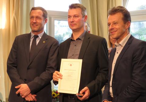 Olivier Hault, co-fondateur de la société Level IT, reçoit le brevet du Mérite wallon pour l’initiative de la Bourse aux dons. 